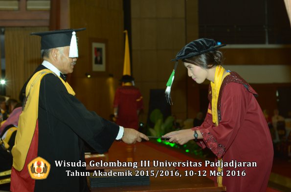 Wisuda Unpad Gel III TA 2015_2016 Fakultas Pertanian oleh Dekan  039