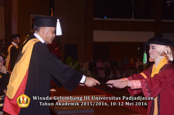 Wisuda Unpad Gel III TA 2015_2016 Fakultas Pertanian oleh Dekan  045
