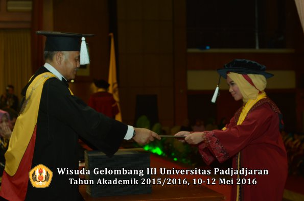 Wisuda Unpad Gel III TA 2015_2016 Fakultas Pertanian oleh Dekan  053