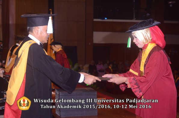 Wisuda Unpad Gel III TA 2015_2016 Fakultas Pertanian oleh Dekan  054