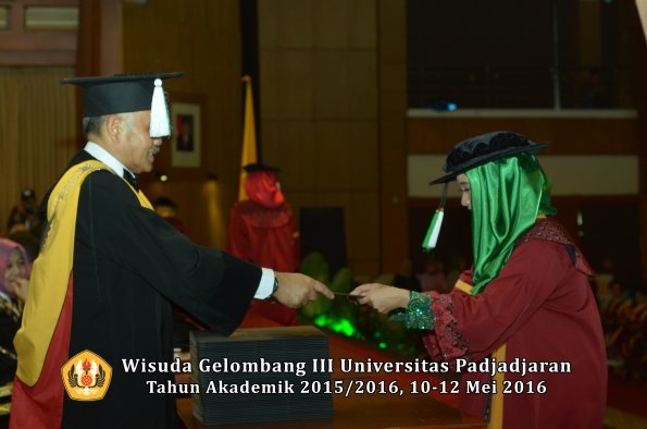 Wisuda Unpad Gel III TA 2015_2016 Fakultas Pertanian oleh Dekan  055