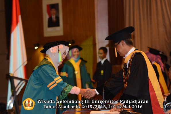 Wisuda Unpad Gel III TA 2015_2016  Fakultas Farmasi oleh Rektor  003