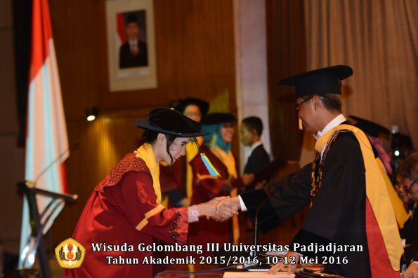 Wisuda Unpad Gel III TA 2015_2016  Fakultas Farmasi oleh Rektor  010
