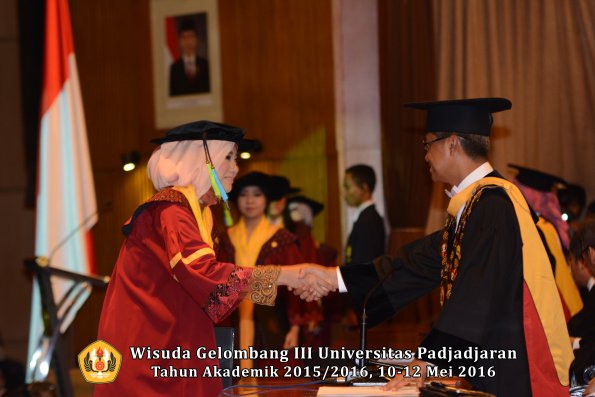 Wisuda Unpad Gel III TA 2015_2016  Fakultas Farmasi oleh Rektor  016