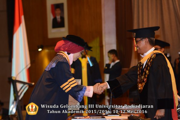 Wisuda Unpad Gel III TA 2015_2016  Fakultas Ilmu Budaya oleh Rektor  001
