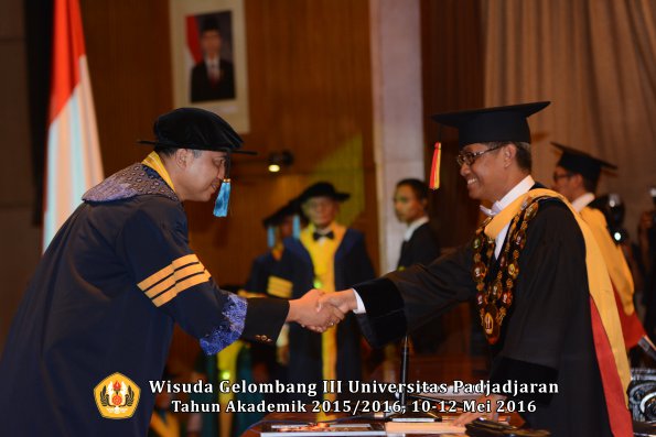 Wisuda Unpad Gel III TA 2015_2016  Fakultas Ilmu Budaya oleh Rektor  002