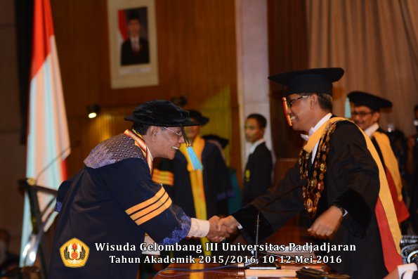 Wisuda Unpad Gel III TA 2015_2016  Fakultas Ilmu Budaya oleh Rektor  003