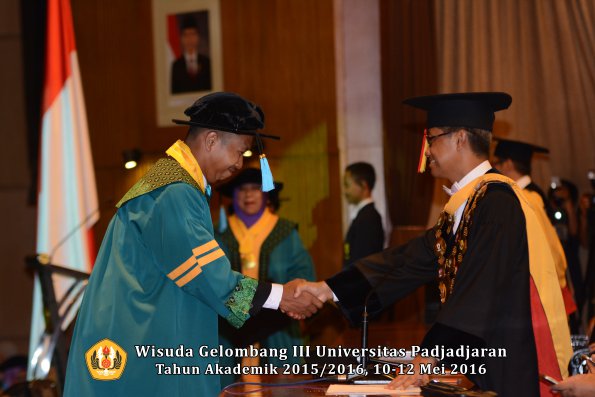 Wisuda Unpad Gel III TA 2015_2016  Fakultas Ilmu Budaya oleh Rektor  007