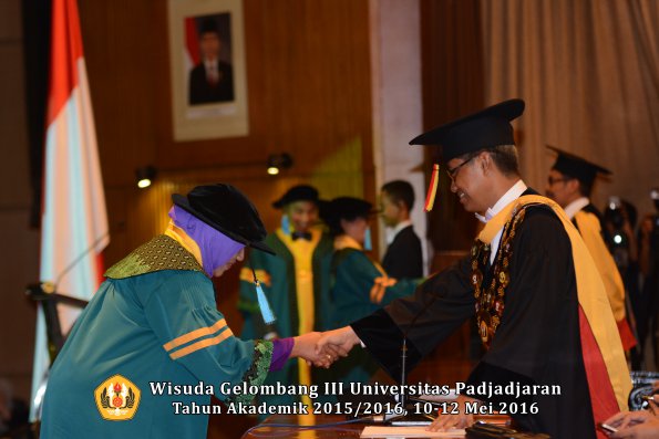 Wisuda Unpad Gel III TA 2015_2016  Fakultas Ilmu Budaya oleh Rektor  008