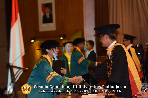 Wisuda Unpad Gel III TA 2015_2016  Fakultas Ilmu Budaya oleh Rektor  009