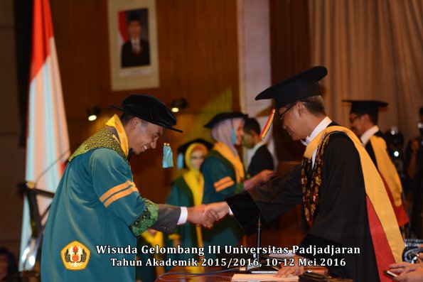 Wisuda Unpad Gel III TA 2015_2016  Fakultas Ilmu Budaya oleh Rektor  010
