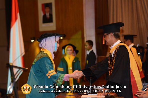 Wisuda Unpad Gel III TA 2015_2016  Fakultas Ilmu Budaya oleh Rektor  011