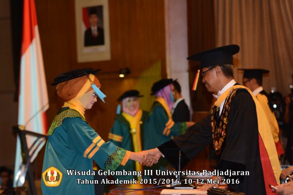 Wisuda Unpad Gel III TA 2015_2016  Fakultas Ilmu Budaya oleh Rektor  012