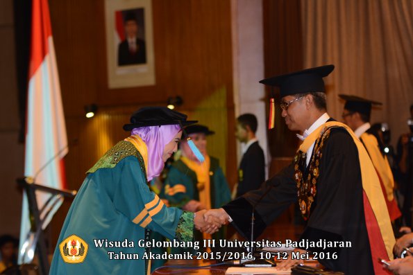Wisuda Unpad Gel III TA 2015_2016  Fakultas Ilmu Budaya oleh Rektor  013