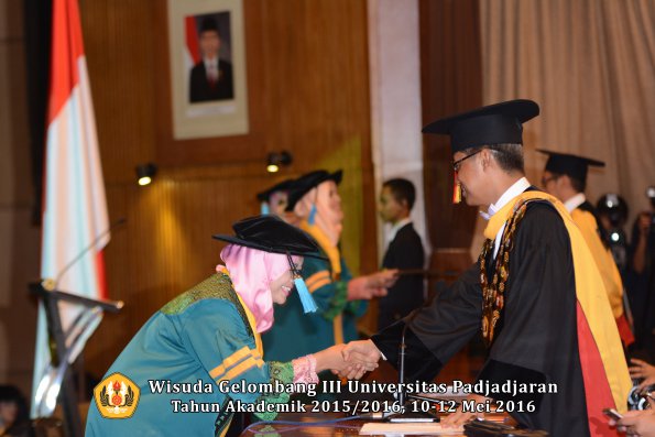 Wisuda Unpad Gel III TA 2015_2016  Fakultas Ilmu Budaya oleh Rektor  014
