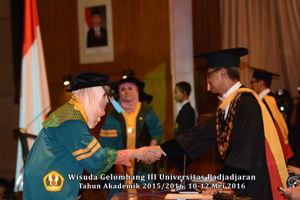 Wisuda Unpad Gel III TA 2015_2016  Fakultas Ilmu Budaya oleh Rektor  015