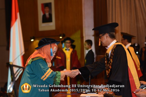 Wisuda Unpad Gel III TA 2015_2016  Fakultas Ilmu Budaya oleh Rektor  017