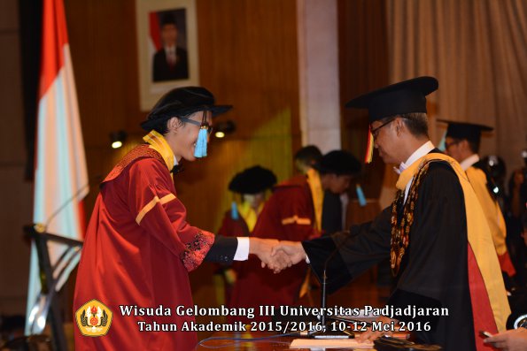 Wisuda Unpad Gel III TA 2015_2016  Fakultas Ilmu Budaya oleh Rektor  018