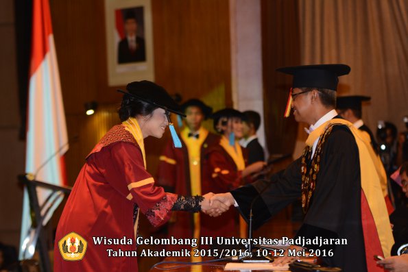 Wisuda Unpad Gel III TA 2015_2016  Fakultas Ilmu Budaya oleh Rektor  020