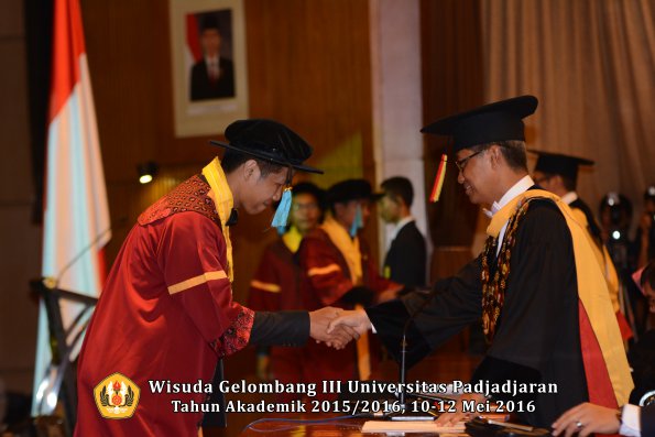 Wisuda Unpad Gel III TA 2015_2016  Fakultas Ilmu Budaya oleh Rektor  022