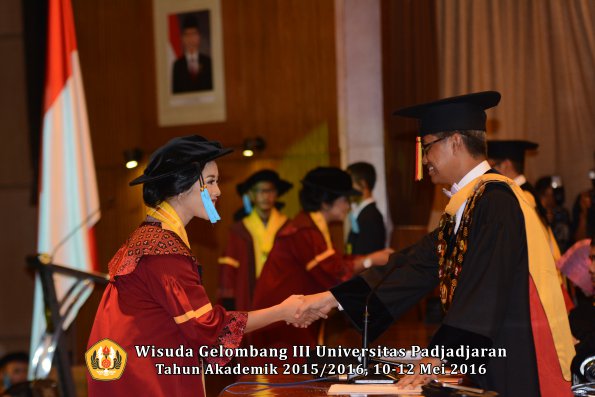Wisuda Unpad Gel III TA 2015_2016  Fakultas Ilmu Budaya oleh Rektor  025