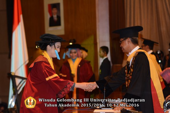 Wisuda Unpad Gel III TA 2015_2016  Fakultas Ilmu Budaya oleh Rektor  028