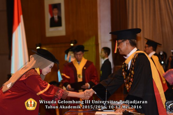 Wisuda Unpad Gel III TA 2015_2016  Fakultas Ilmu Budaya oleh Rektor  031