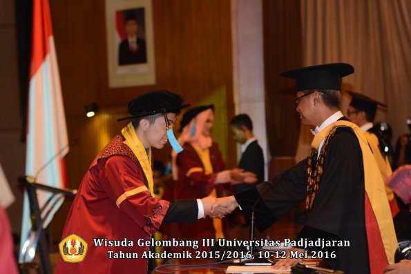 Wisuda Unpad Gel III TA 2015_2016  Fakultas Ilmu Budaya oleh Rektor  032