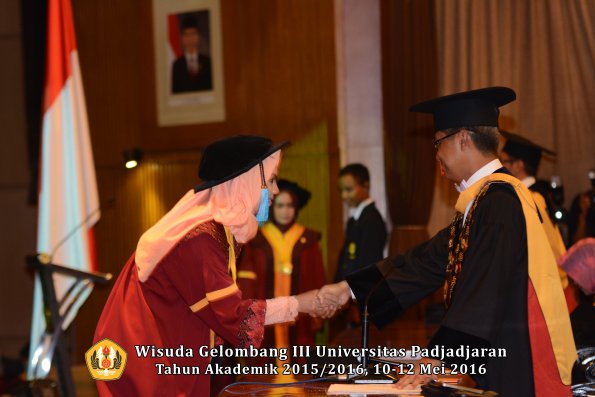 Wisuda Unpad Gel III TA 2015_2016  Fakultas Ilmu Budaya oleh Rektor  033