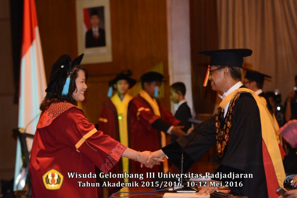 Wisuda Unpad Gel III TA 2015_2016  Fakultas Ilmu Budaya oleh Rektor  036
