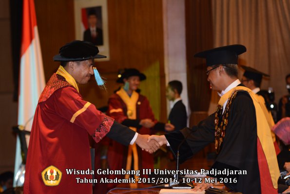 Wisuda Unpad Gel III TA 2015_2016  Fakultas Ilmu Budaya oleh Rektor  037