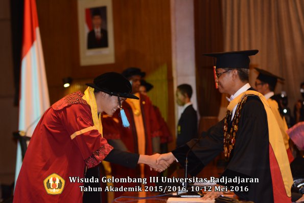 Wisuda Unpad Gel III TA 2015_2016  Fakultas Ilmu Budaya oleh Rektor  038