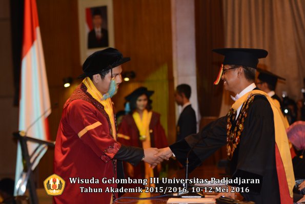 Wisuda Unpad Gel III TA 2015_2016  Fakultas Ilmu Budaya oleh Rektor  040
