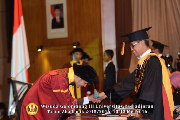 Wisuda Unpad Gel III TA 2015_2016  Fakultas Ilmu Budaya oleh Rektor  043
