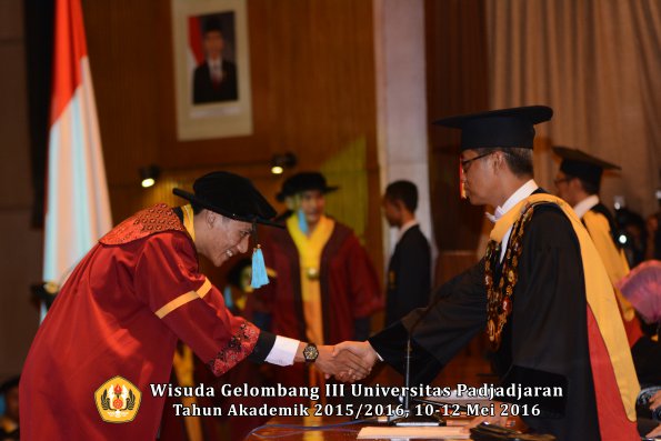 Wisuda Unpad Gel III TA 2015_2016  Fakultas Ilmu Budaya oleh Rektor  044