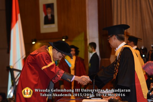 Wisuda Unpad Gel III TA 2015_2016  Fakultas Ilmu Budaya oleh Rektor  046