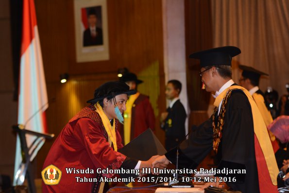 Wisuda Unpad Gel III TA 2015_2016  Fakultas Ilmu Budaya oleh Rektor  047