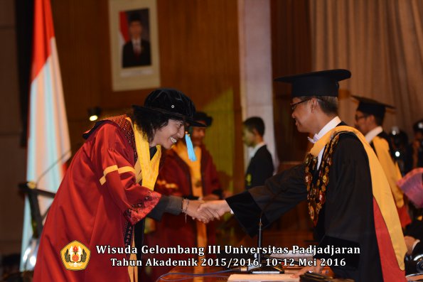 Wisuda Unpad Gel III TA 2015_2016  Fakultas Ilmu Budaya oleh Rektor  048