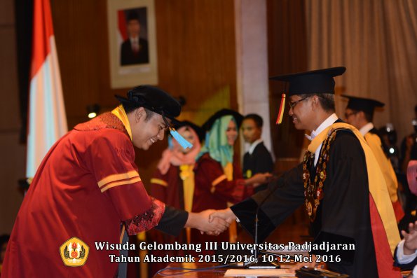 Wisuda Unpad Gel III TA 2015_2016  Fakultas Ilmu Budaya oleh Rektor  050
