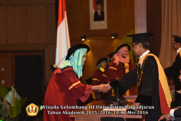 Wisuda Unpad Gel III TA 2015_2016  Fakultas Ilmu Budaya oleh Rektor  051