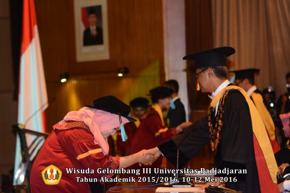 Wisuda Unpad Gel III TA 2015_2016  Fakultas Ilmu Budaya oleh Rektor  052