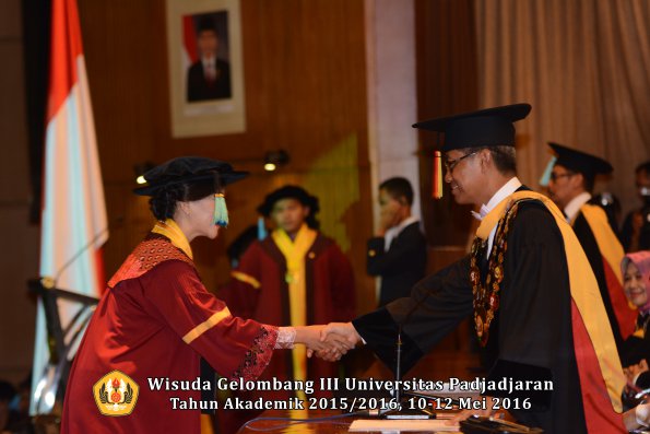 Wisuda Unpad Gel III TA 2015_2016  Fakultas Ilmu Budaya oleh Rektor  053