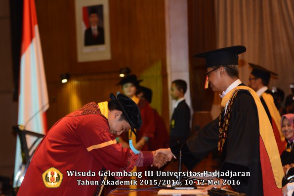 Wisuda Unpad Gel III TA 2015_2016  Fakultas Ilmu Budaya oleh Rektor  054
