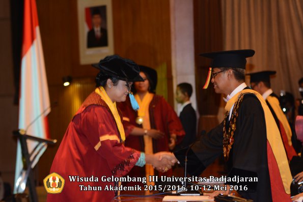 Wisuda Unpad Gel III TA 2015_2016  Fakultas Ilmu Budaya oleh Rektor  055