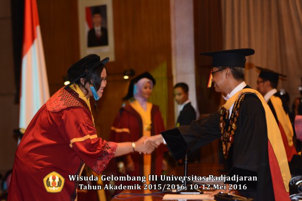 Wisuda Unpad Gel III TA 2015_2016  Fakultas Ilmu Budaya oleh Rektor  056