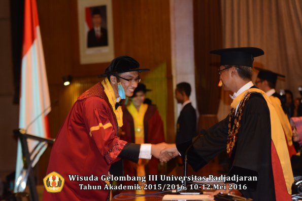 Wisuda Unpad Gel III TA 2015_2016  Fakultas Ilmu Budaya oleh Rektor  058