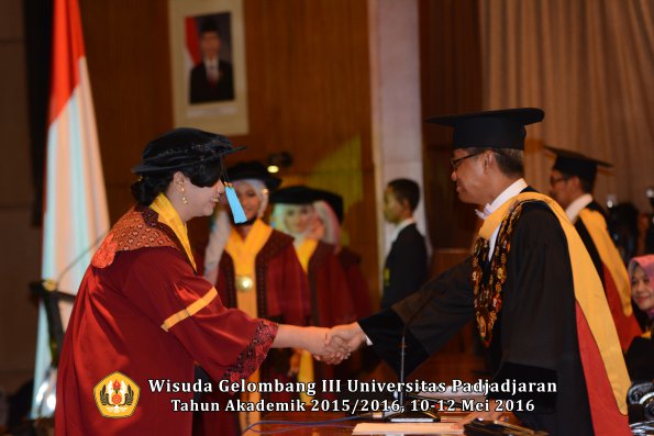 Wisuda Unpad Gel III TA 2015_2016  Fakultas Ilmu Budaya oleh Rektor  059