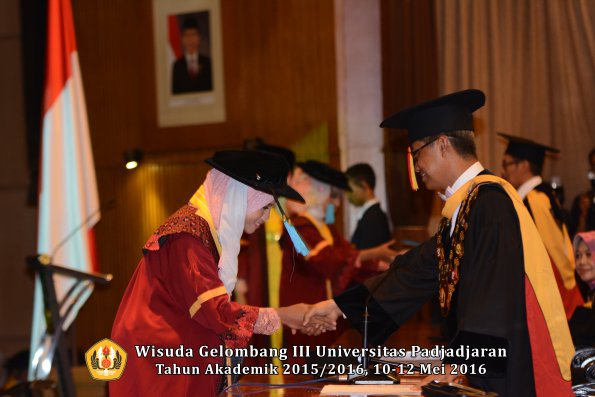 Wisuda Unpad Gel III TA 2015_2016  Fakultas Ilmu Budaya oleh Rektor  060