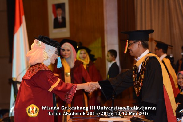 Wisuda Unpad Gel III TA 2015_2016  Fakultas Ilmu Budaya oleh Rektor  061