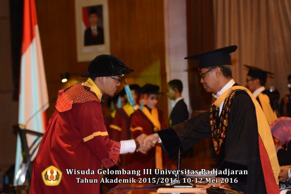 Wisuda Unpad Gel III TA 2015_2016  Fakultas Ilmu Budaya oleh Rektor  069